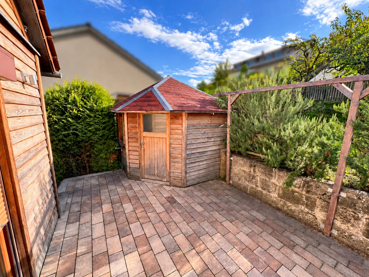 Terrasse mit Gartenhütte und Holzfassade