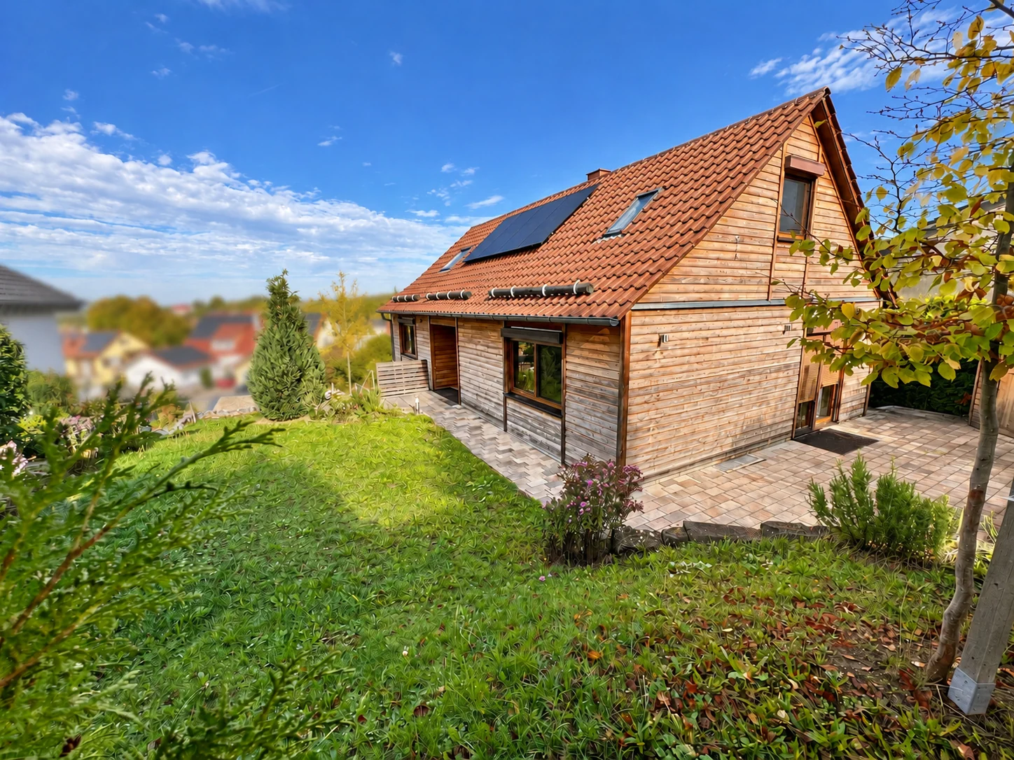 Holzhaus mit rotem Ziegeldach, Terrasse und Garten in Öhringen-Verrenberg