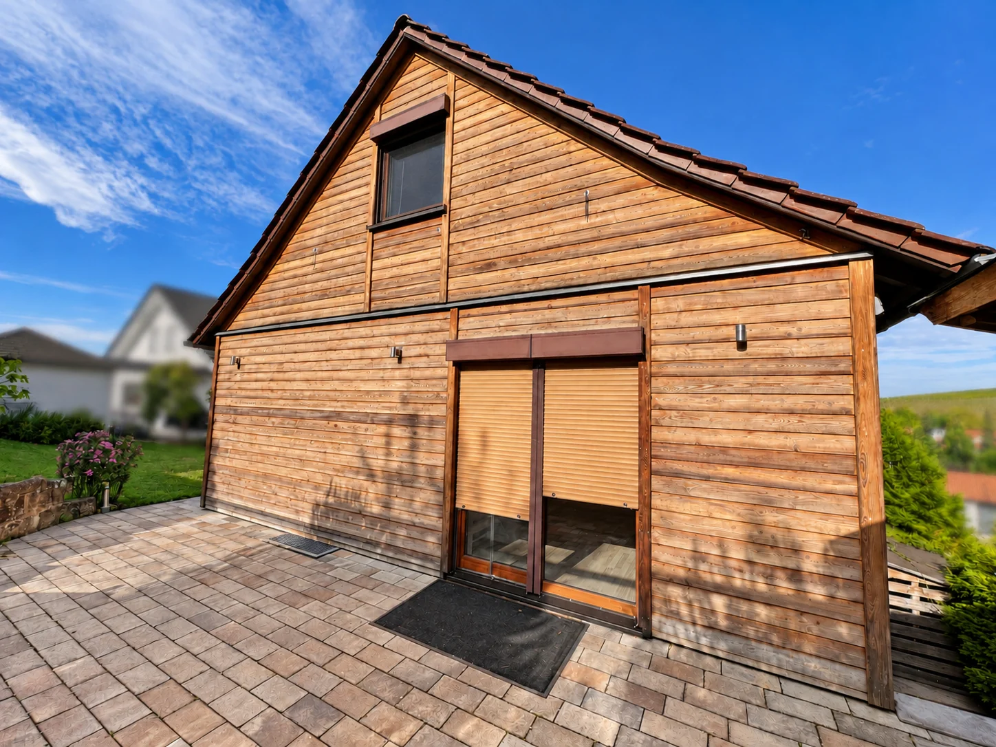 Giebelfront des Hauses mit natürlicher Holzfassade